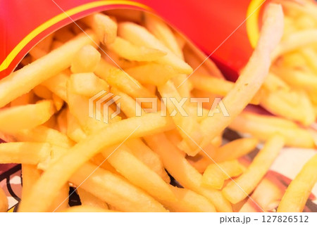 ファーストフードのフライドポテトを上から撮影したクローズアップ写真 127826512