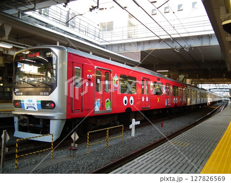 大崎駅に停車する りんかい線 70-000形 ラッピング車 127826569