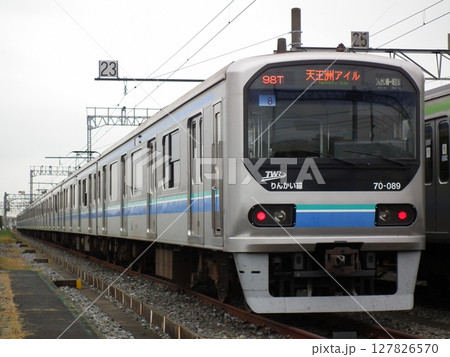 「天王洲アイル」表示の りんかい線 70-000形 Z8編成 127826570