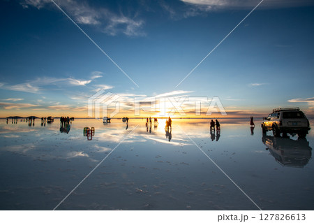 死ぬまでに見たい景色　ボリビア・夕焼けに染まるウユニ塩湖　 127826613