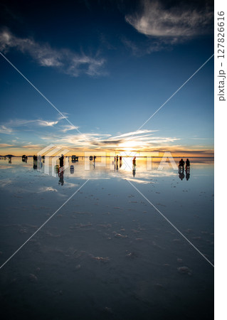 死ぬまでに見たい景色　ボリビア・夕焼けに染まるウユニ塩湖　 127826616