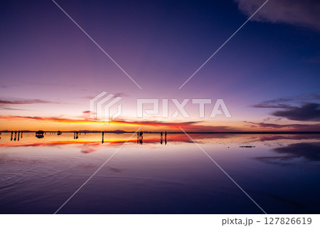 死ぬまでに見たい景色　ボリビア・夕焼けに染まるウユニ塩湖　 127826619