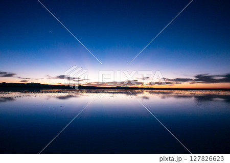 死ぬまでに見たい景色　ボリビア・朝焼けのウユニ塩湖　 127826623
