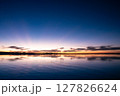 死ぬまでに見たい景色　ボリビア・朝焼けのウユニ塩湖　 127826624