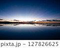 死ぬまでに見たい景色　ボリビア・朝焼けのウユニ塩湖　 127826625