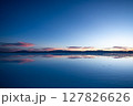 死ぬまでに見たい景色　ボリビア・朝焼けのウユニ塩湖　 127826626