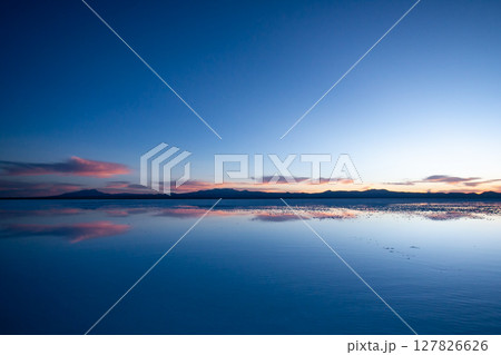 死ぬまでに見たい景色　ボリビア・朝焼けのウユニ塩湖　 127826626