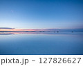死ぬまでに見たい景色　ボリビア・朝焼けのウユニ塩湖　 127826627