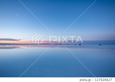 死ぬまでに見たい景色　ボリビア・朝焼けのウユニ塩湖　 127826627