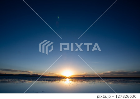死ぬまでに見たい景色ボリビア・朝日が昇るウユニ塩湖 127826630