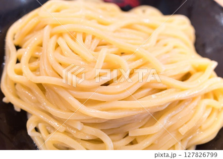 黒い器に盛り付けられたつけ麺の太麺 127826799