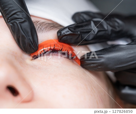 The process of professional lamination and tinting of eyelashes in the salon. 127826850