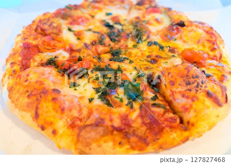 香ばしく焼き上がったトマトとチーズのピザ 127827468