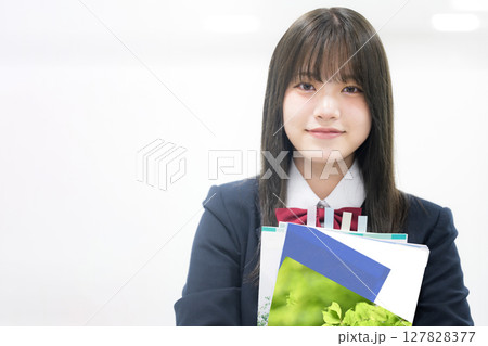 塾や予備校などの大学受験イメージ教科書を持つ女子高生 127828377