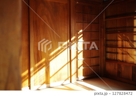 西陽が差す古民家の広間の隅 西陽が差す古民家の広間の隅 127828472