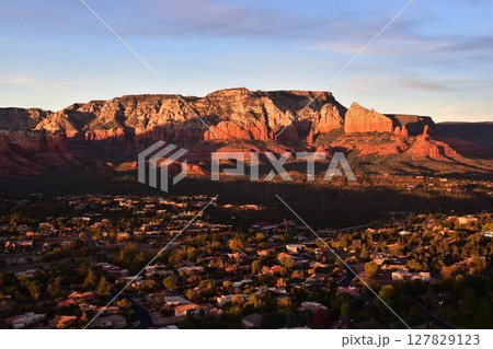 セドナの夕暮れ:赤岩と砂漠の風景 セドナの夕暮れ:赤岩と砂漠の風景 127829123