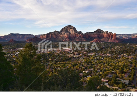 セドナの夕暮れ：赤岩と砂漠の風景 127829125