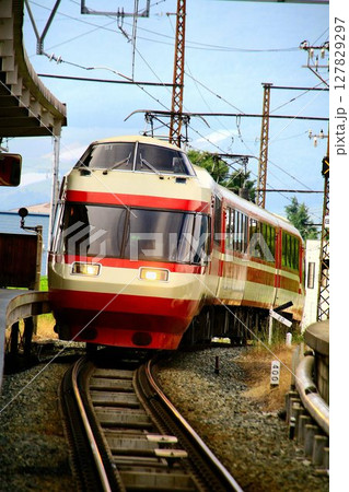 標高599.76m【湯田中駅】へ到着する… 長野電鉄の看板特急『ゆけむり』1000系 標高599.76m【湯田中駅】へ到着する… 長野電鉄の看板特急『ゆけむり』1000系 127829297