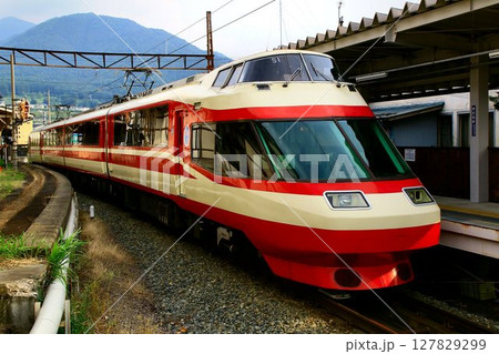 標高599.76m【湯田中駅】へ到着する… 長野電鉄の看板特急『ゆけむり』1000系 127829299