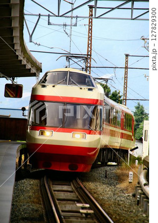 標高599.76m【湯田中駅】へ到着する… 長野電鉄の看板特急『ゆけむり』1000系 127829300