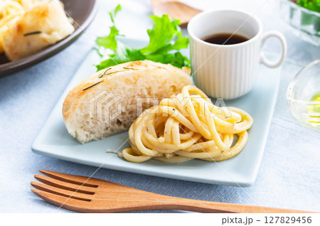 パスタとフォカッチャの食事 パスタとフォカッチャの食事 127829456