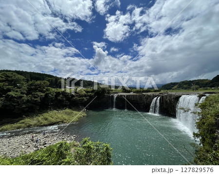 日本一のおんせん県おおいたの原尻の滝 日本一のおんせん県おおいたの原尻の滝 127829576