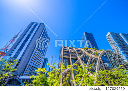 日本の東京都市景観 新たな時代へ…（外国人観光客らで賑わう）麻布台ヒルズや東京タワーなどを望む 127829650