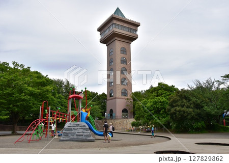 神奈川県　相模原麻溝公園の子どもの広場と複合遊具とグリーンタワー 127829862