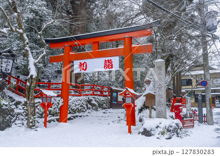 冬の京都　貴船神社　二の鳥居と表参道 127830283