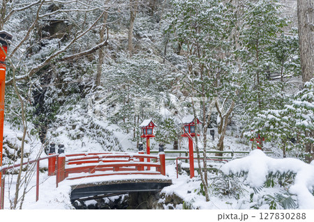 京の奥座敷 雪景色の貴船川 京の奥座敷 雪景色の貴船川 127830288