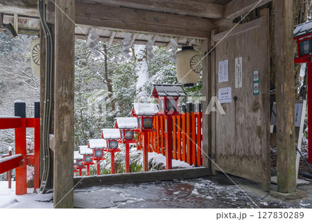 冬の貴船神社　中門から見える朱色の灯篭と石段 127830289