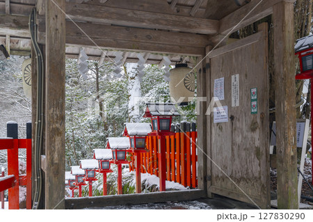 冬の貴船神社　中門から見える朱色の灯篭と石段 127830290
