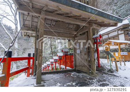 冬の貴船神社 中門から見える朱色の灯篭と石段 冬の貴船神社 中門から見える朱色の灯篭と石段 127830291