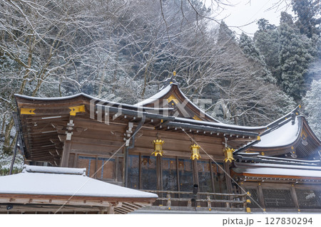 冬の貴船神社本宮 拝殿と本殿 冬の貴船神社本宮 拝殿と本殿 127830294