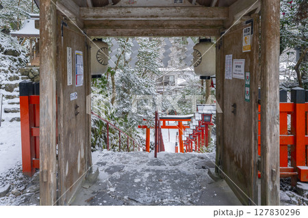 冬の貴船神社　中門から見える朱色の灯篭と石段 127830296