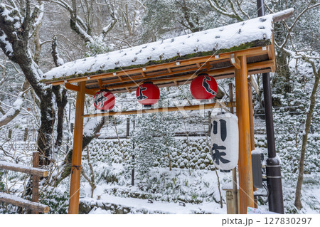 京の奥座敷 雪景色の貴船川 京の奥座敷 雪景色の貴船川 127830297