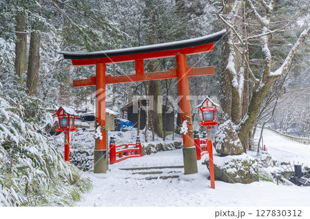 冬の貴船神社　奥宮参道の入り口に架かる橋「思ひ川橋」 127830312