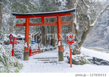 冬の貴船神社　奥宮参道の入り口に架かる橋「思ひ川橋」 127830313