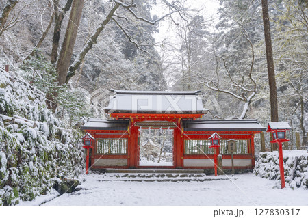 貴船神社奥宮　雪景色の神門　 127830317