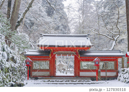 貴船神社奥宮　雪景色の神門 127830318