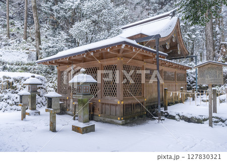 貴船神社奥宮　雪景色の本殿 127830321