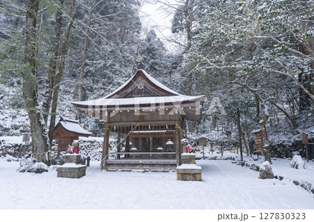 貴船神社奥宮　雪景色の本殿 127830323
