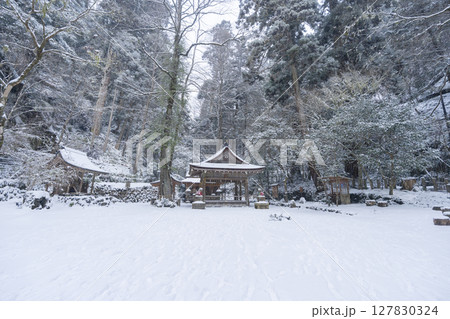 貴船神社奥宮 雪景色の本殿 貴船神社奥宮 雪景色の本殿 127830324