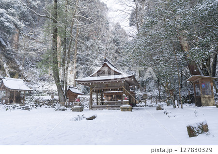 貴船神社奥宮　雪景色の本殿 127830329