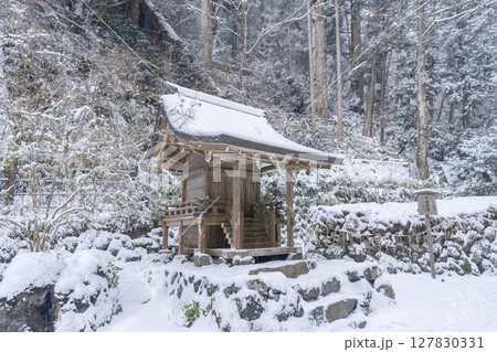貴船神社奥宮　雪に覆われた吸葛社と御船型石 127830331