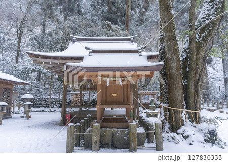 貴船神社奥宮　雪景色の鈴市社 127830333