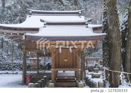 貴船神社奥宮　雪景色の鈴市社 127830335