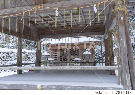 貴船神社奥宮　雪景色の本殿 127830338