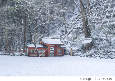 貴船神社奥宮 雪景色の神門 貴船神社奥宮 雪景色の神門 127830339