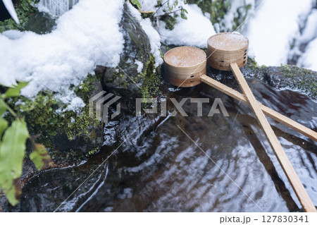 貴船神社奥宮神門前の手水舎　神水 127830341